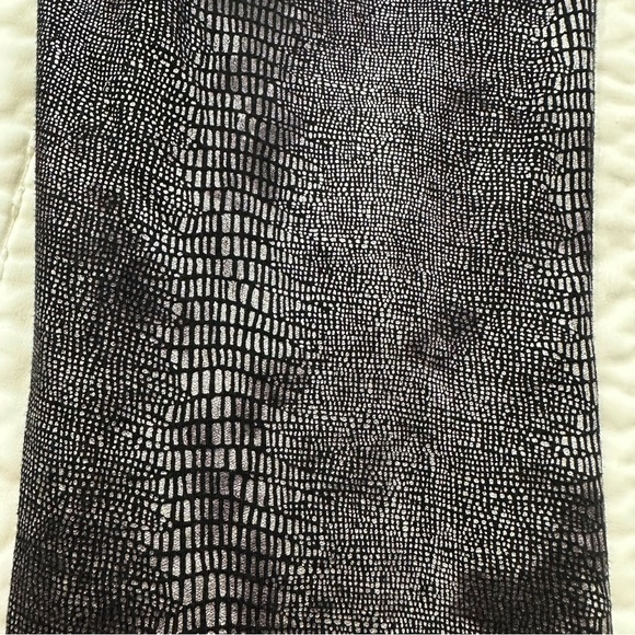 Jennifer Lopez Black and Sliver Snakeskin Pattern MidRise Knit Leggings Jegging - Picture 13 of 13